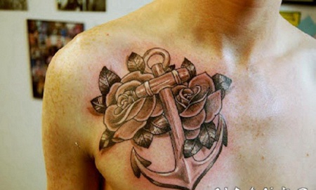 船锚与玫瑰胸部纹身图案