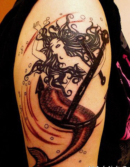 手臂船锚和黑色美人鱼纹身图案