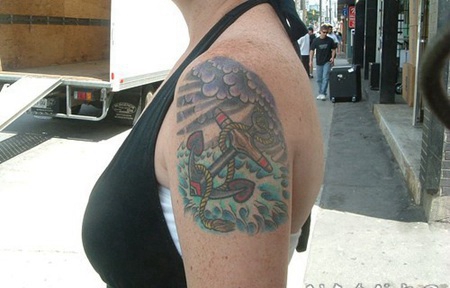 肩部多彩的船锚纹身图案