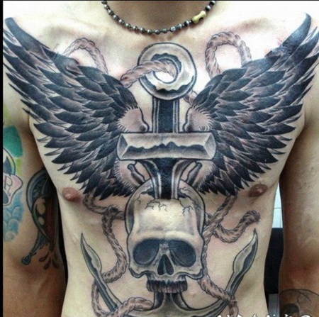 胸部可怕的骷髅和船锚翅膀纹身图案