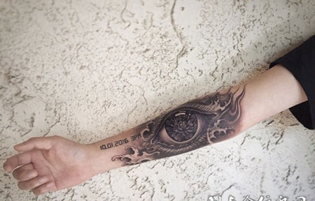 眼前的美丽，手臂写实眼睛纹身