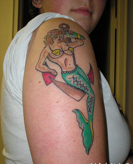 手臂金色美人鱼和船锚纹身图案