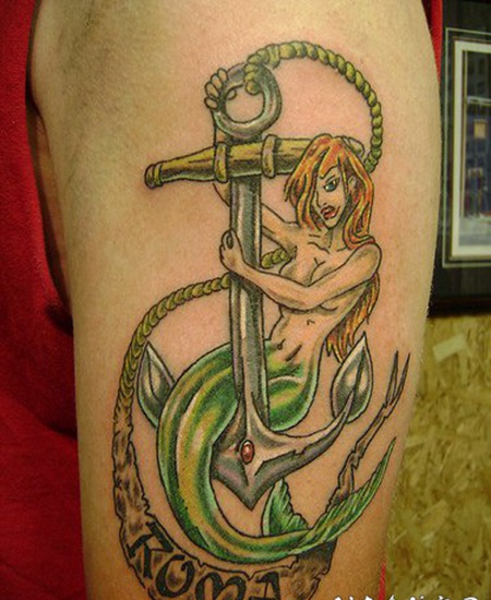 手臂绿色美人鱼和船锚纹身图案