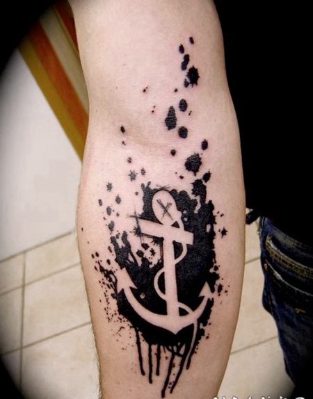 手臂黑白新风格的船锚纹身图案
