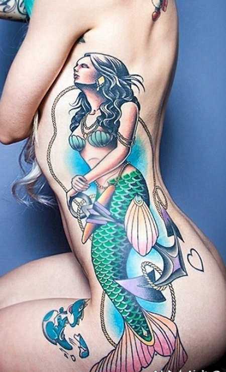 彩色的美人鱼与船锚侧肋纹身图案