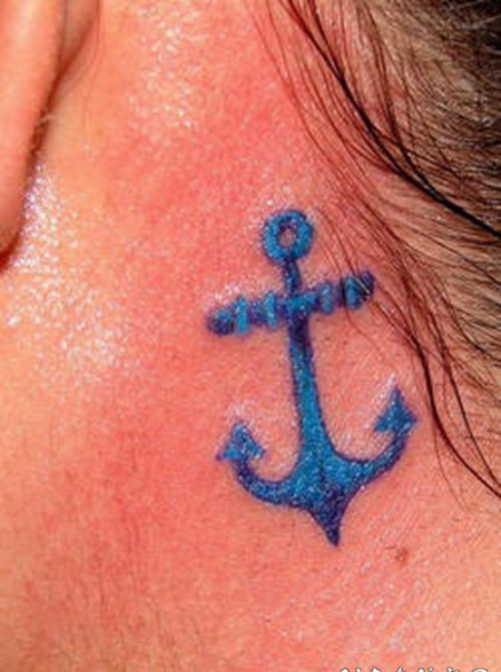 耳后蓝色的船锚纹身图案