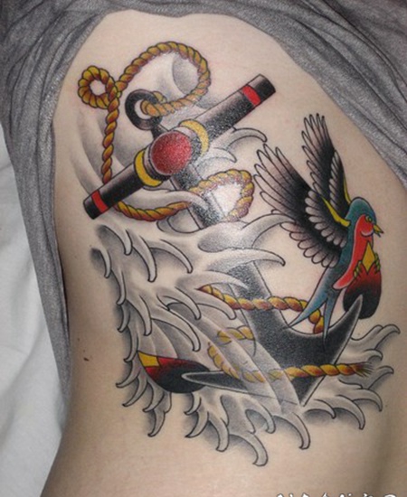 多彩的船锚波浪与鸟燕子侧肋纹身图案