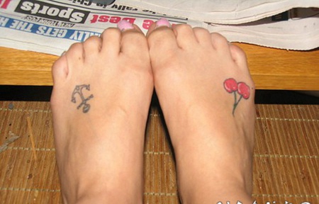 脚背黑色船锚和红色樱桃纹身图案