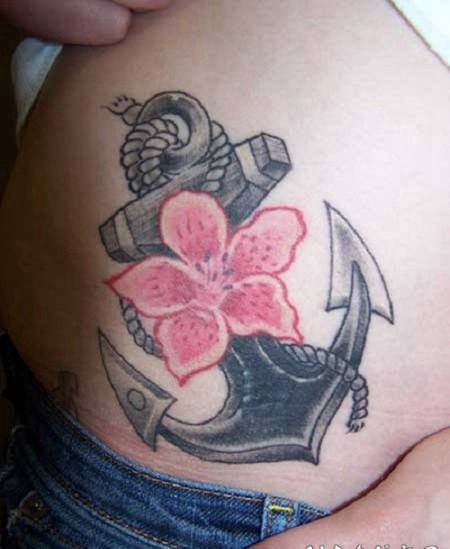 女孩腰部彩色花朵和船锚纹身图案