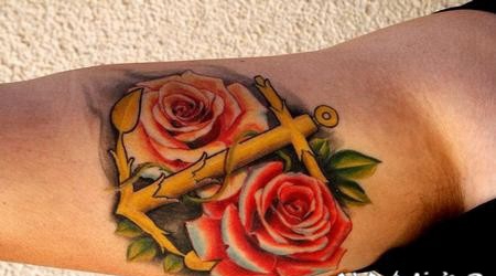 手臂美丽的船锚与红色玫瑰纹身图案