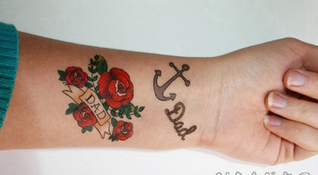 手臂美丽的玫瑰花和船锚字母纹身图案