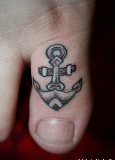 脚趾上的船锚简约纹身图案