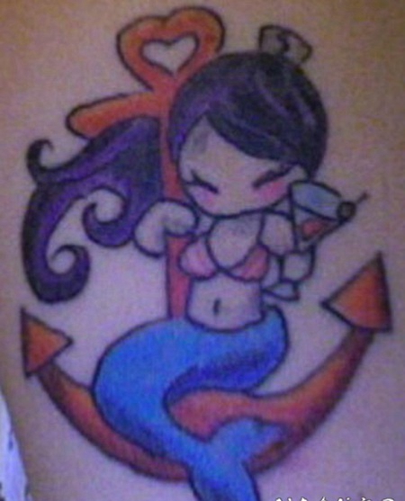 卡通美人鱼和船锚纹身图案