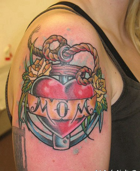 船锚与心形花朵彩色纹身图案