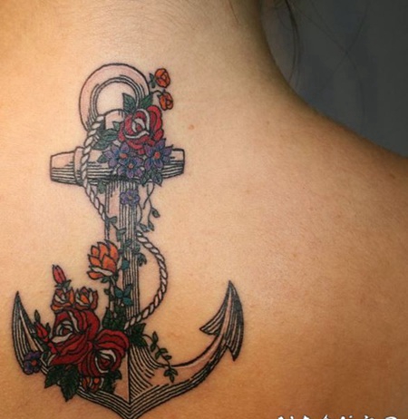 背部可爱的线条船锚和玫瑰纹身图案