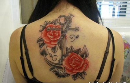 背部灰色船锚与红色玫瑰纹身图案