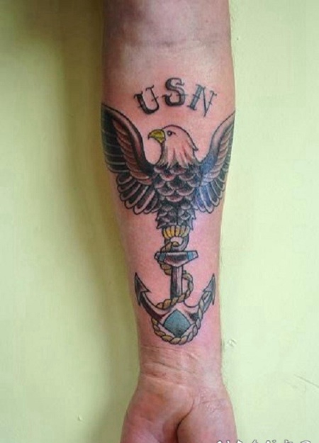 手臂传统的老鹰和船锚字母纹身图案