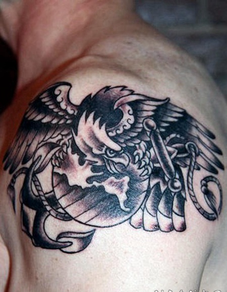 老鹰地球和船锚肩部纹身图案