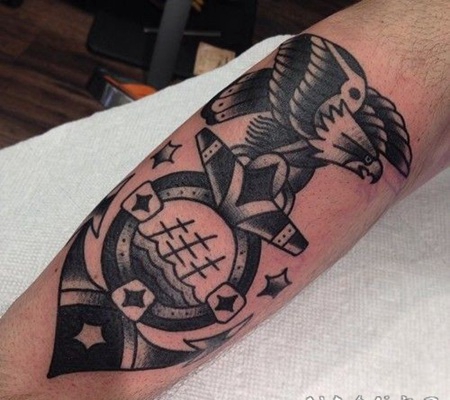 有趣的传统船锚和老鹰纹身图案