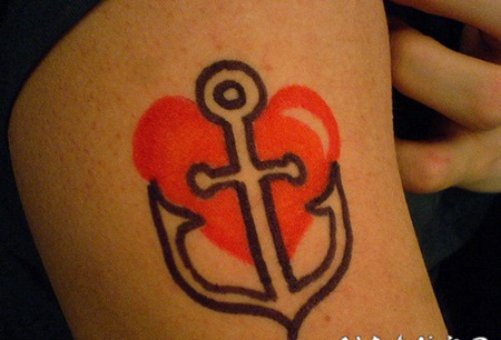 船锚和心形简单的彩色纹身图案