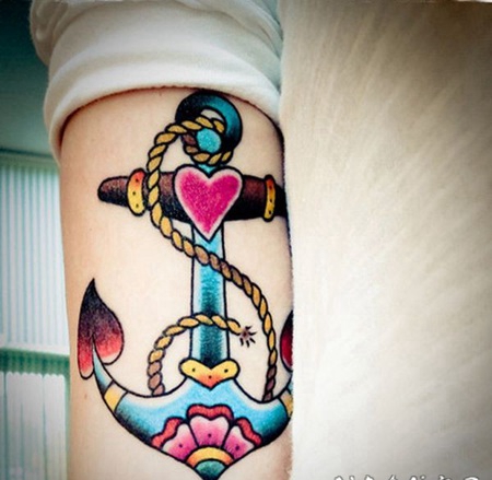 手臂多色的传统船锚纹身图案