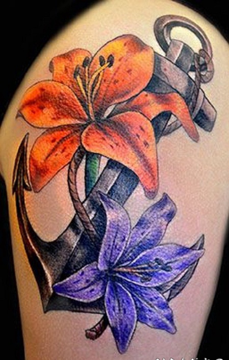 彩色的百合花和船锚纹身图案