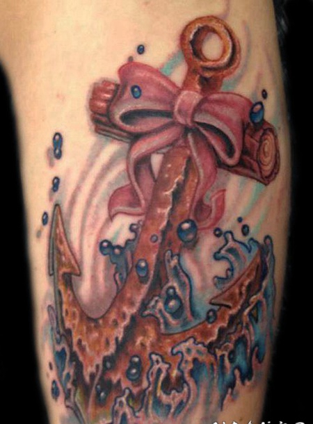 七彩的船锚和蝴蝶结纹身图案