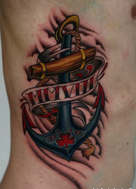 侧肋巨大多彩的船锚纹身图案