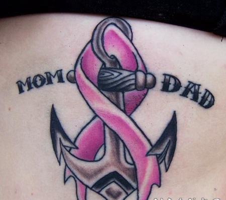 传统的粉红色缎带和船锚纹身图案