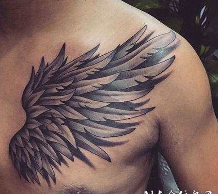 挥动梦想之翼，胸部精致的翅膀纹身图案