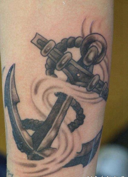 手臂old school灰色的船锚纹身图案
