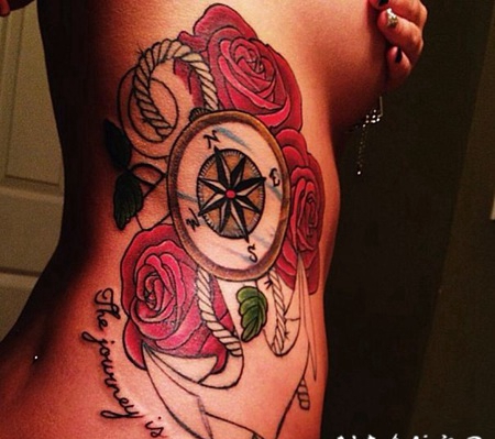 侧肋美丽的船锚与玫瑰纹身图案