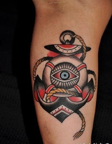 手臂上的眼睛和彩色船锚纹身图案