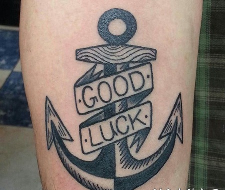 黑色传统船锚个性纹身图案
