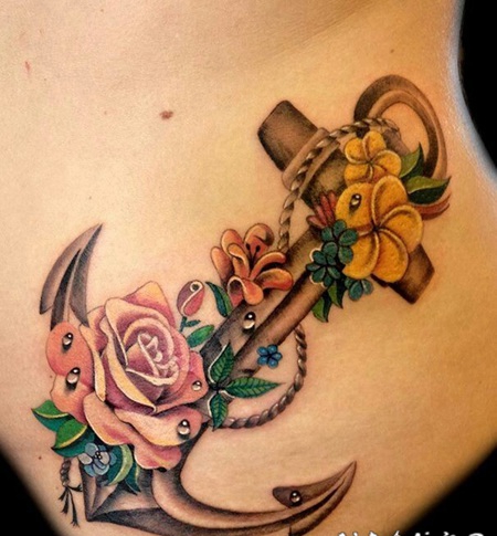 腰部写实的玫瑰和船锚纹身图案
