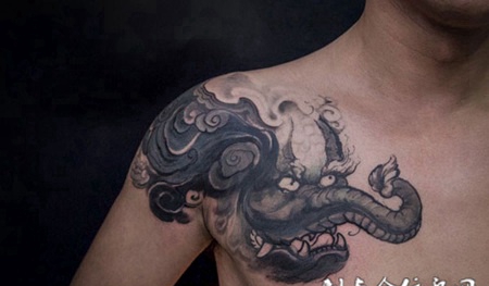 惩恶世间，披肩水墨个性象神纹身
