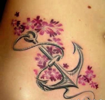 腹部美丽的传统船锚和花朵纹身图案