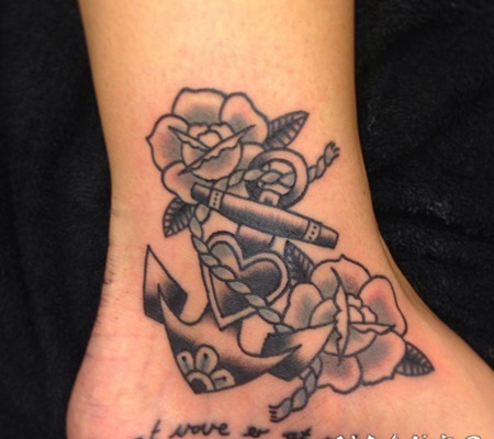 old school脚踝花朵和船锚纹身图案