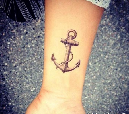 手腕漂亮的传统船锚纹身图案
