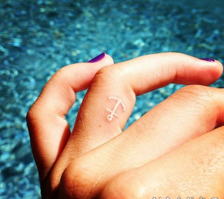 手指白色隐形的船锚纹身图案