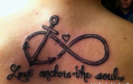 黑白无限符号和船锚字母背部纹身图案