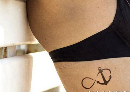 女性侧肋黑色无限符号和船锚纹身图案