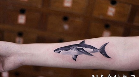 海中捕食者，手臂个性鲨鱼纹身
