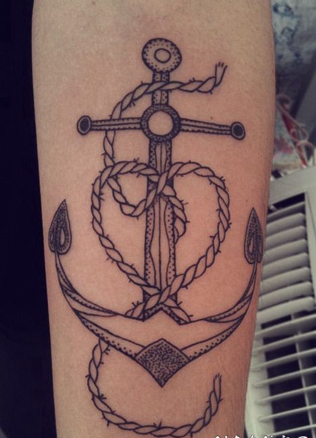 手臂可爱的黑色线条船锚纹身图案