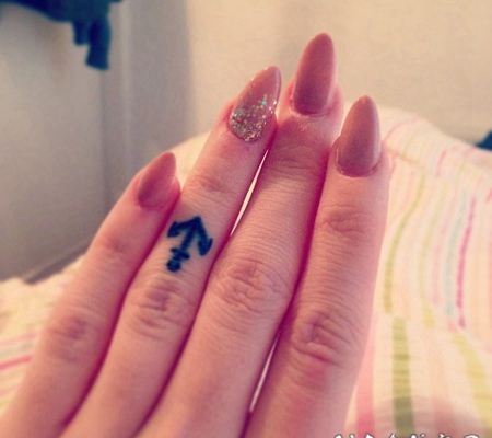 可爱的小黑色船锚手指纹身图案