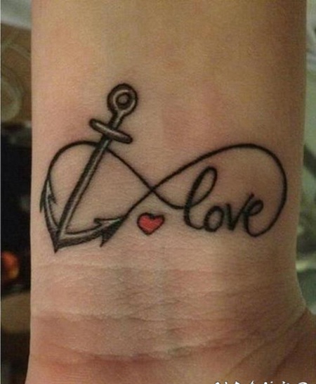 手腕上黑色无限符号和船锚心形纹身图案