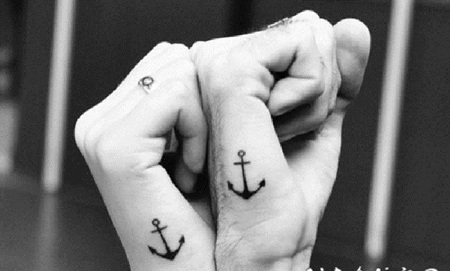 情侣手部黑色船锚纹身图案