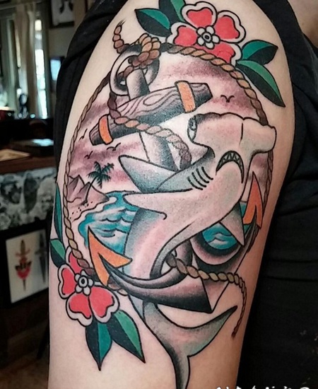 传统的锤头鲨船锚和景观手臂纹身图案