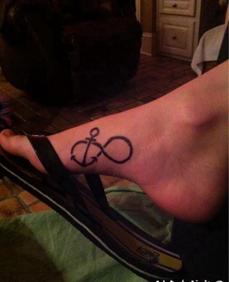 小小的黑色船锚无限符号脚背纹身图案