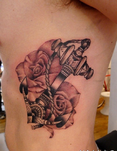 黑白船锚和浅色玫瑰侧肋纹身图案